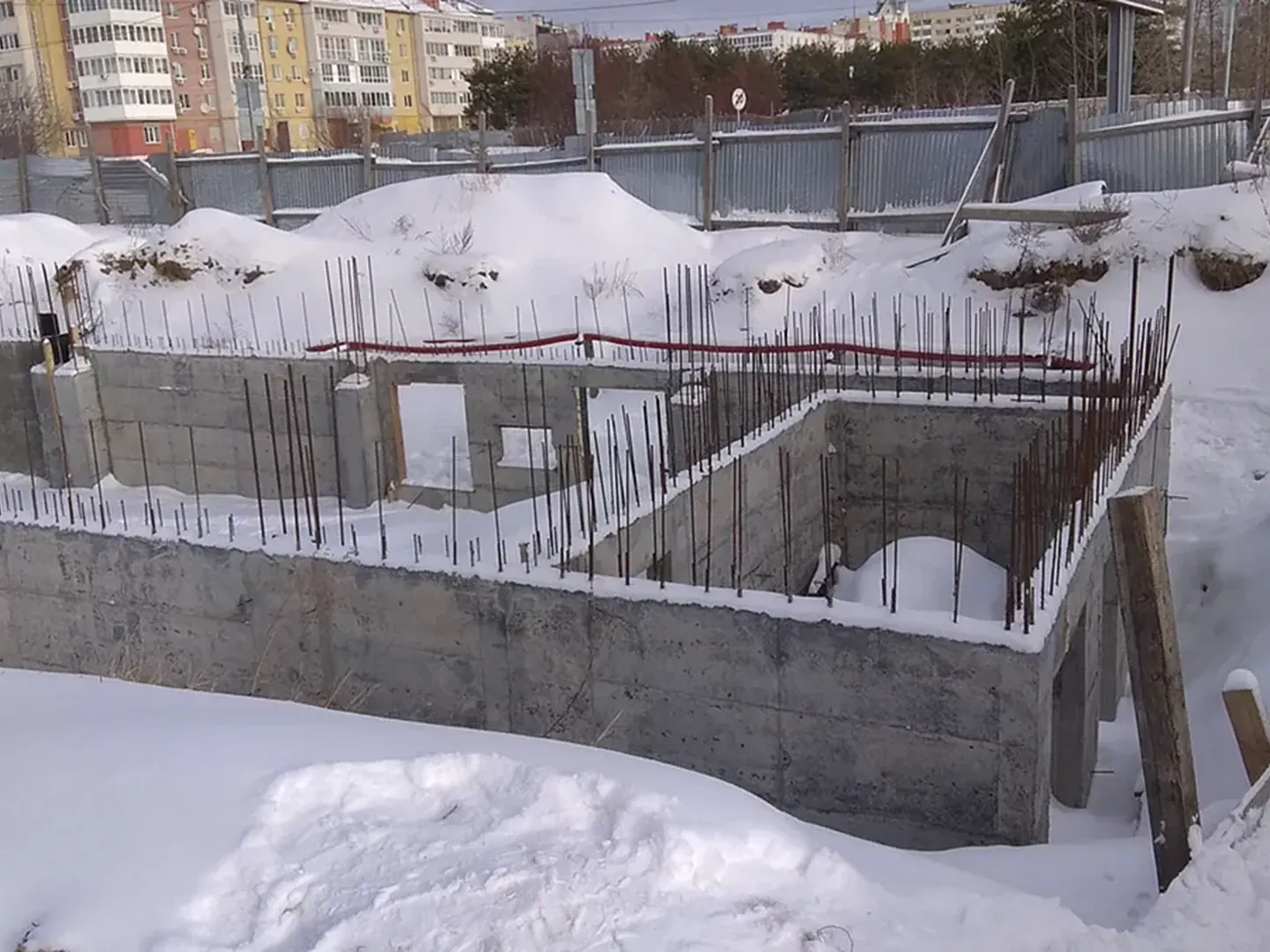 Стены и колонны цокольного этажа под небольшой магазин